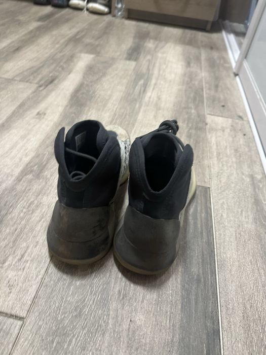 кроссовки yeezy.