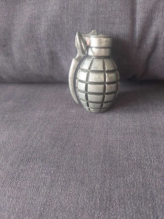 Isqueiro de colecção, de metal em forma de granada de mão.