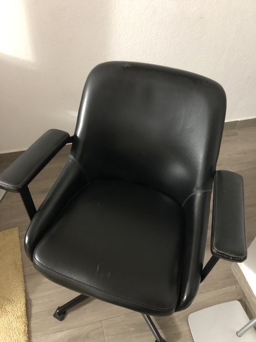 Cadeira giratória em pele