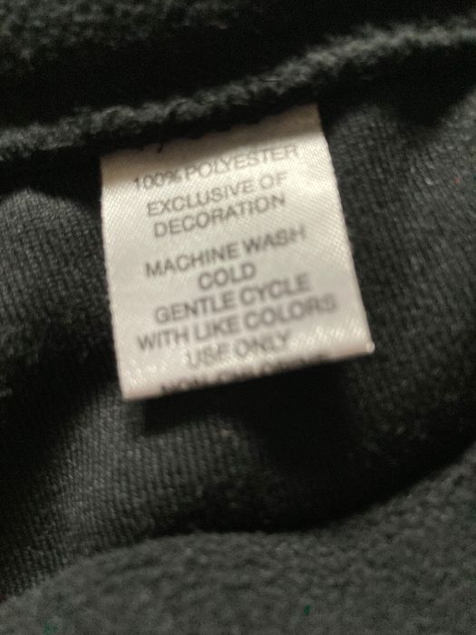 Czarne, damskie polarowe spodnie z lampasem.