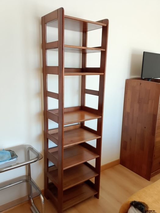 Lote de 4 Móveis em Pinho Mel – Estantes e Apoio