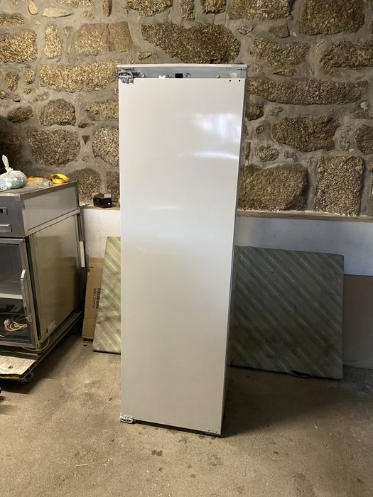 Frigorifico de embutir AEG