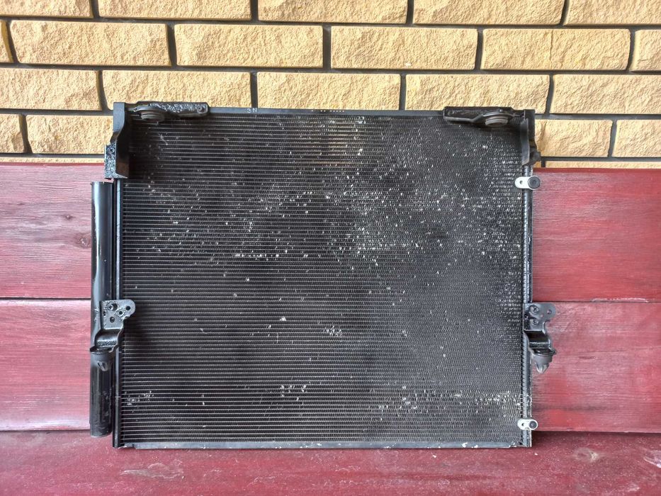 Радиатор кондиционера на Toyota Lend Cruiser 200.