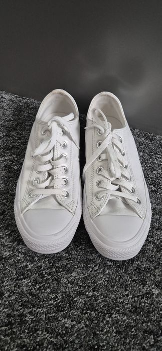 Białe skórzane trampki Converse
