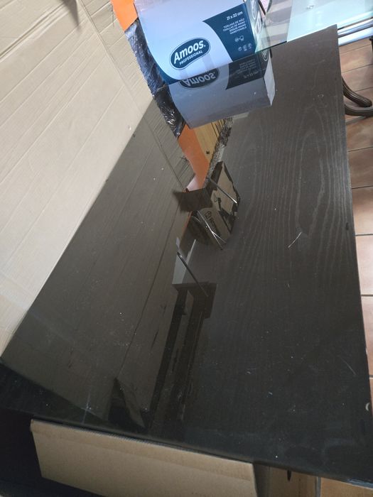 Mesa com vidro por cima