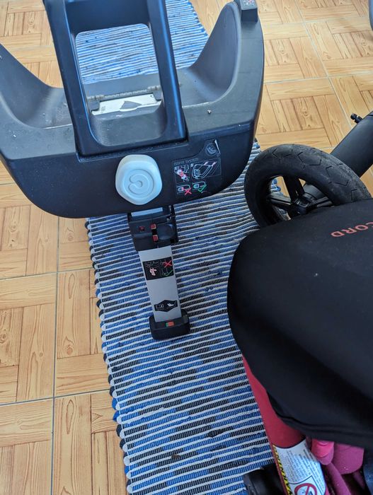 Ovo e carro  e isofix da Concord vermelho