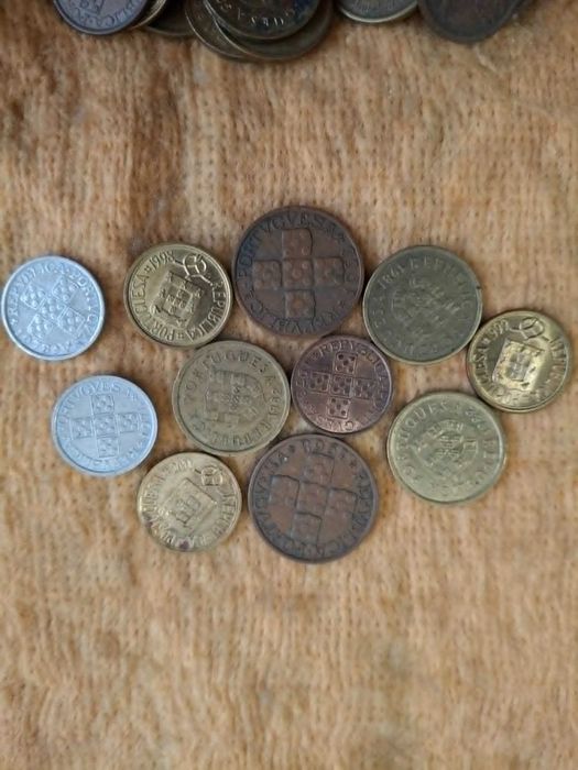 Lote de 220 moedas da República Portuguesa - anos 40, 50, 60 e outros (ver fotos)