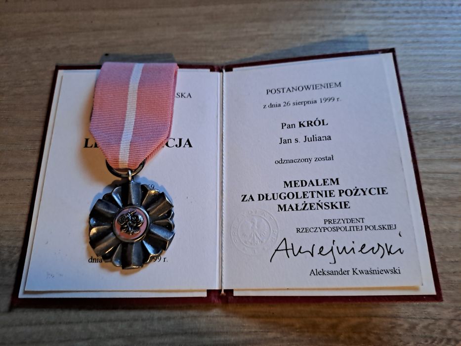 Legitymacja z medalem za długoletnie pożycie małżeńskie 3RP