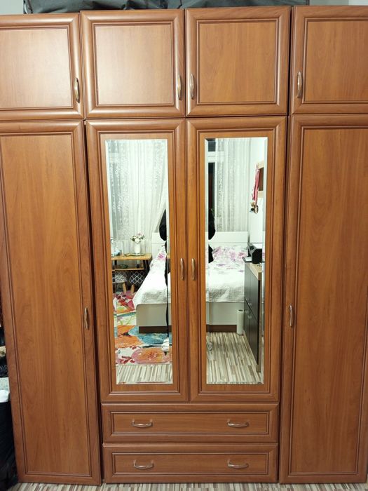 Szafa z lustrem  cztery drzwi