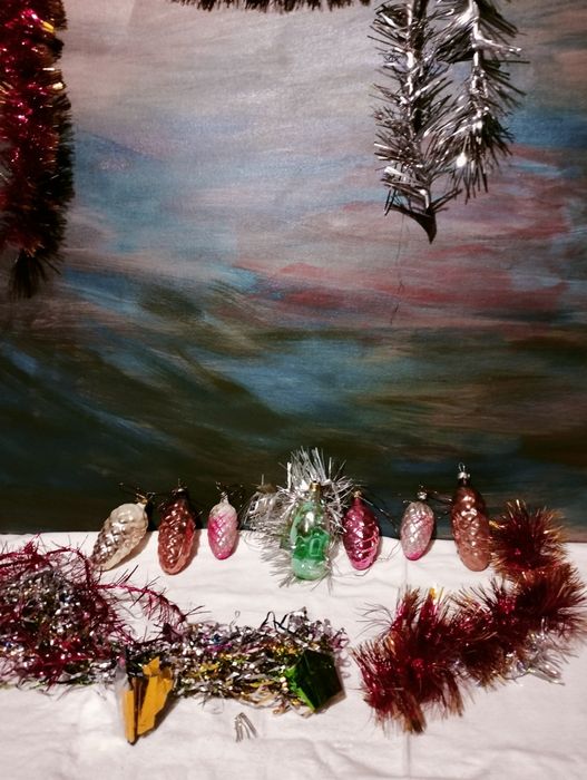 Набір новорічних прикрас на ялинку, шишки 6 штук і домік .