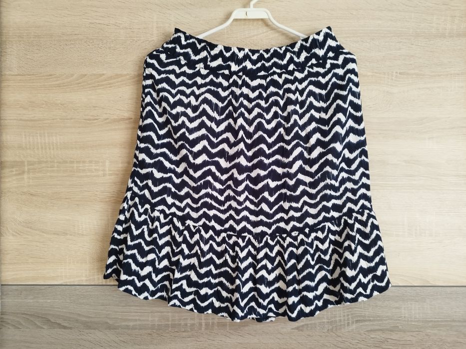 Śliczna spódniczka z falbanką  S M.