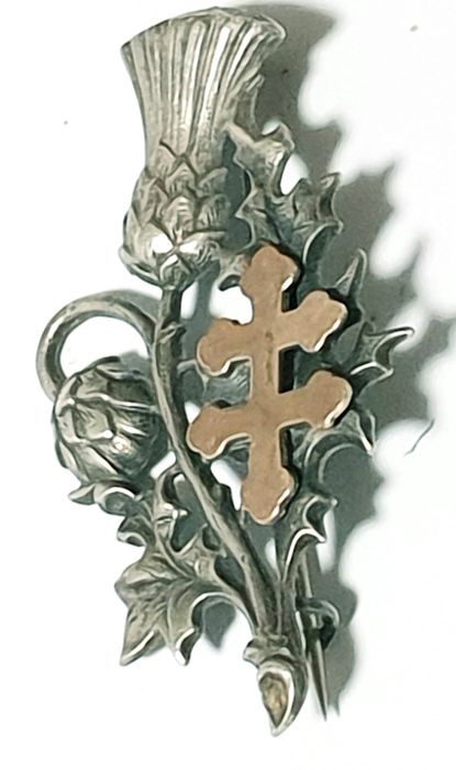 Antiga pregadeira religiosa: cardo em prata com cruz de Lorena em ouro