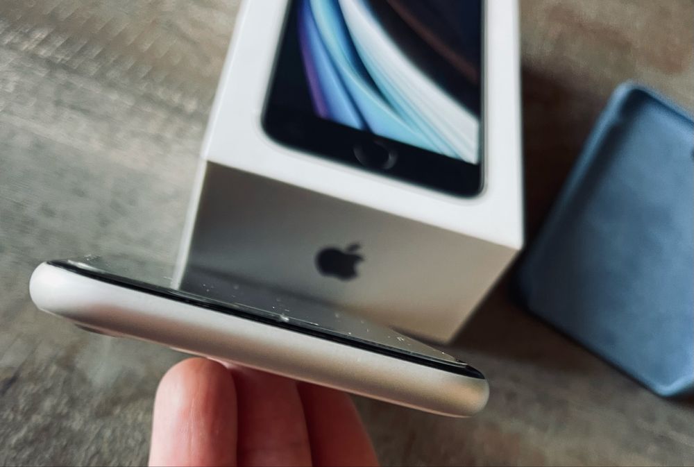 Телефон мобільний iPhone SE айфон 2020р 64GB
