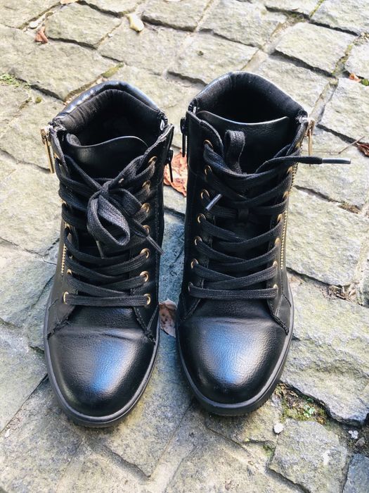 Чорні ботильони на шнурівці