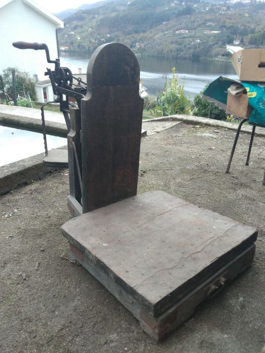 Balança decimal antiga com pesos
