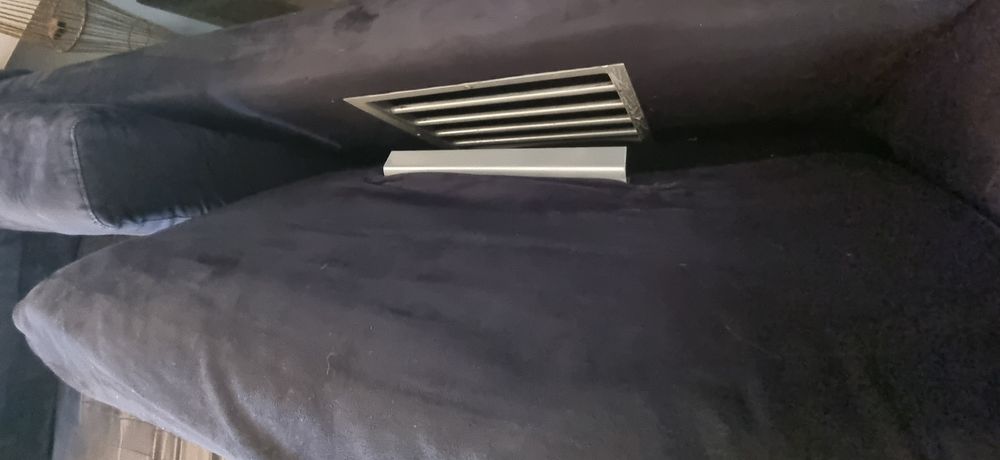 Vendo sofá preto usado, em bom estado geral e com um design simples e elegante.