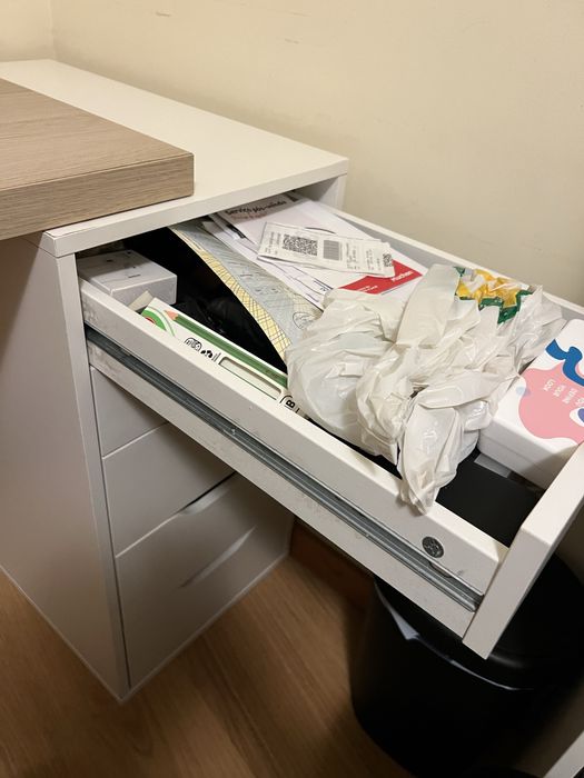 Secretária IKEA Lagkapten / Alex