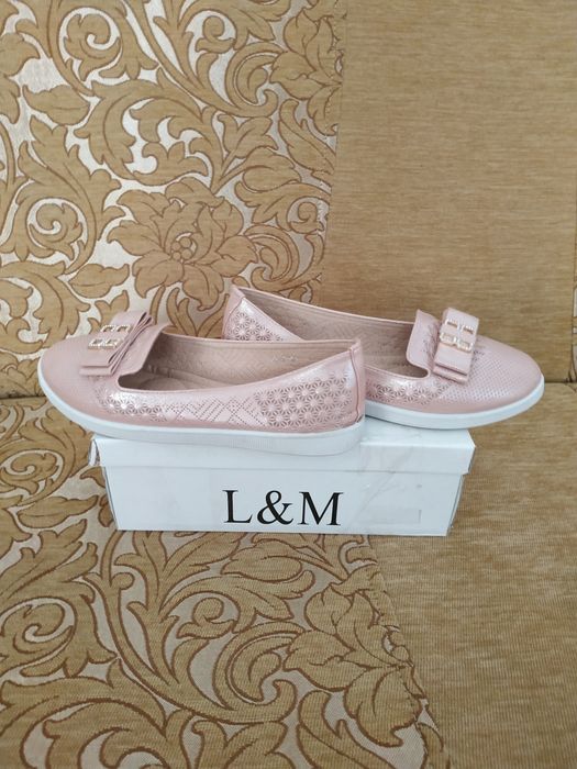 Жіноче гарне взуття