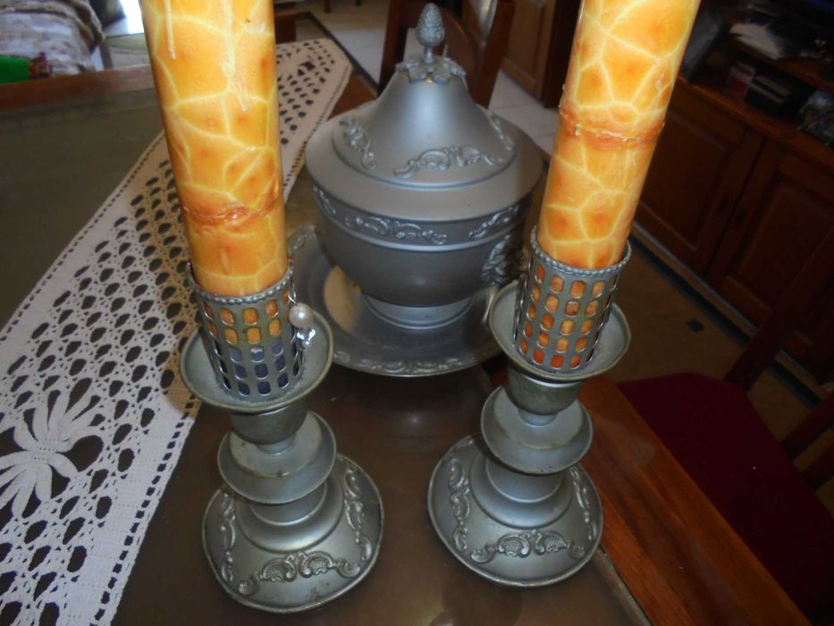 terrina melalica de decoração com 2 candelabros  e napron em renda