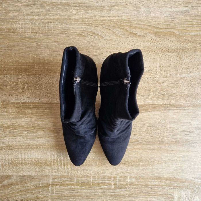 Botins Pretos com Salto Metálico