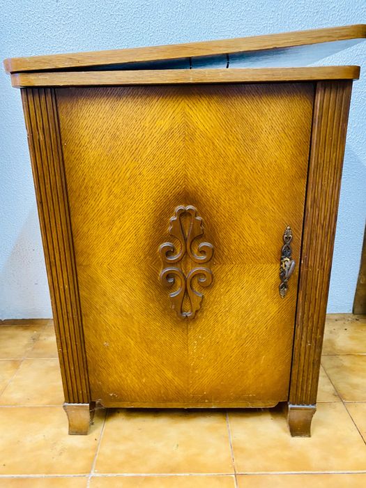 Máquina de costura antiga com móvel