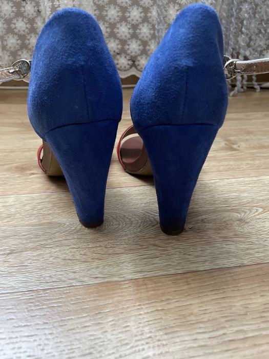 Стильні босоніжки