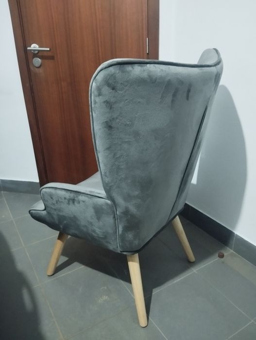 Poltrona cinza em veludo