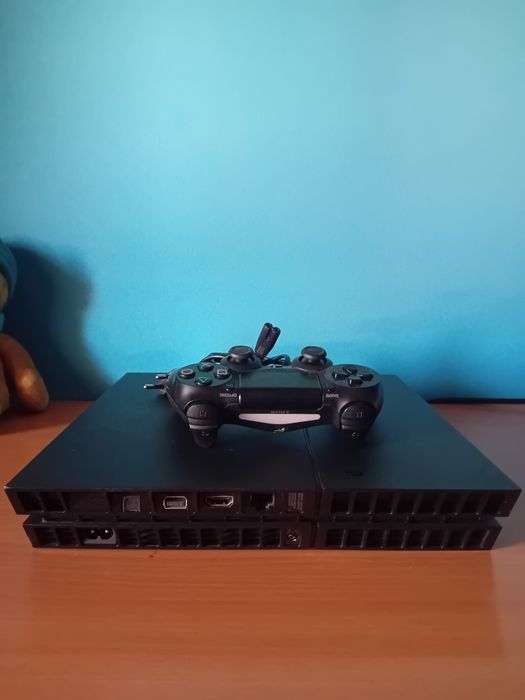 PlayStation 4 com 1 comando e cabo alimentação.