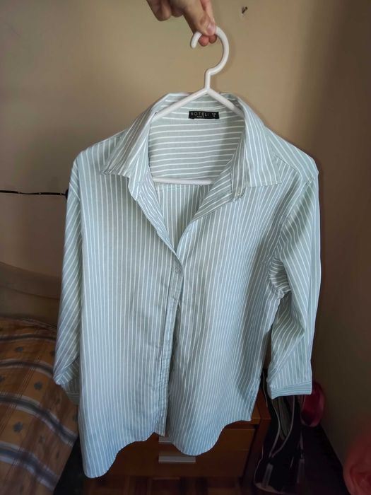 Blusas verde às riscas brancas de mulher