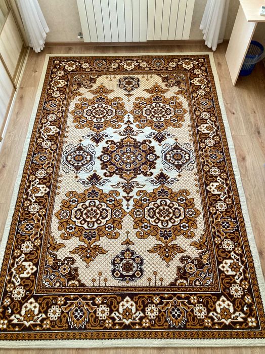 Полушерстяной ковер размером 200*300
