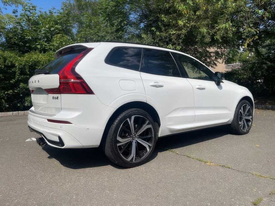 Volvo XC60 B6 R-Design      2022