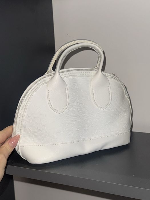 Нова біла сумочка