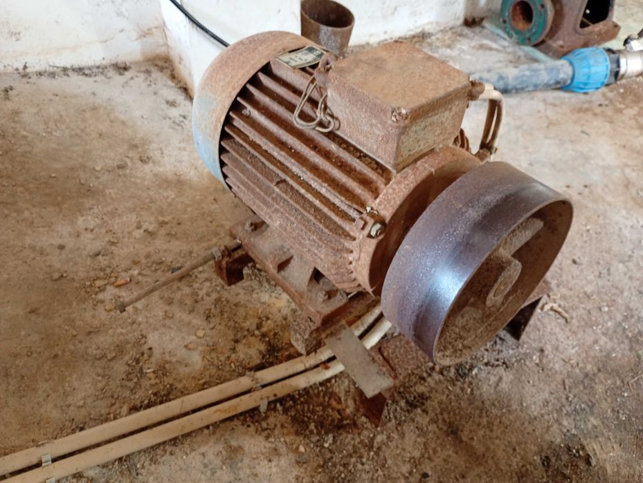 Motor de rega trifásico (15 cV) + quadro elétrico