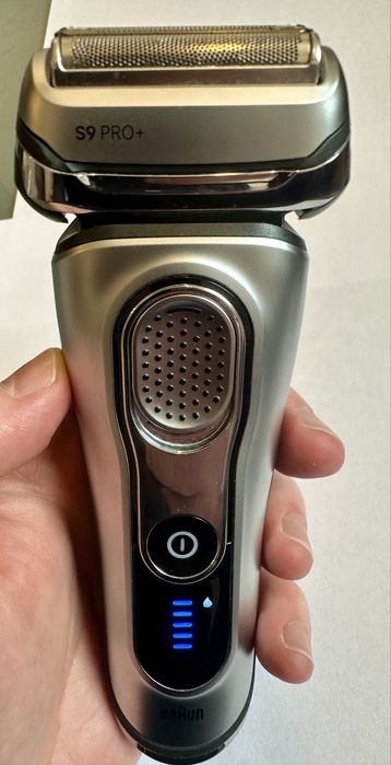 Golarka elektryczna, Braun series 9 (ze stacją czyszczącą)