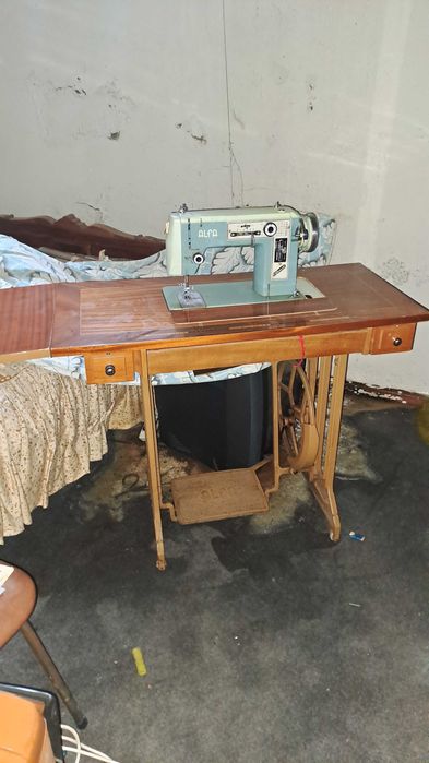 Máquina de costura Alfa