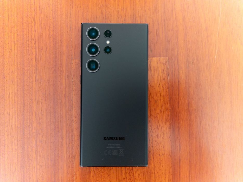 Samsung Galaxy S23 Ultra – Estado Impecável (Grade A) + 5 Capas de Oferta (200€)