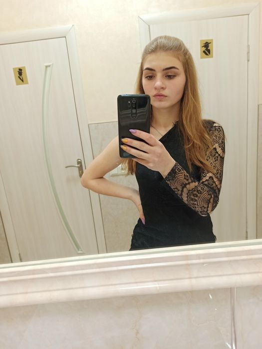 Кружевне плаття з одним рукавом