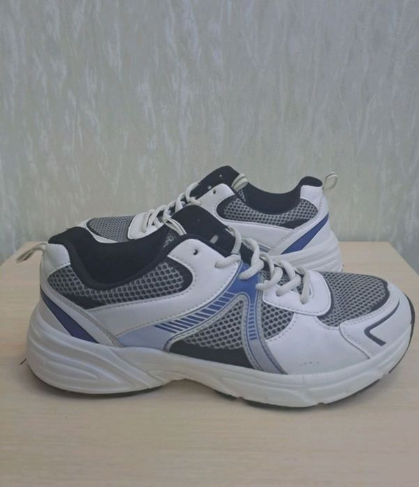 Кросівки чоловічі