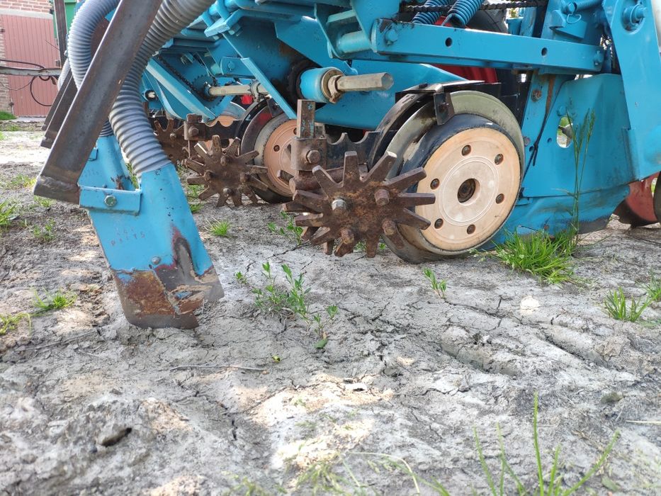 Talerzowy siewnik punktowy do kukurydzy słonecznika Monosem