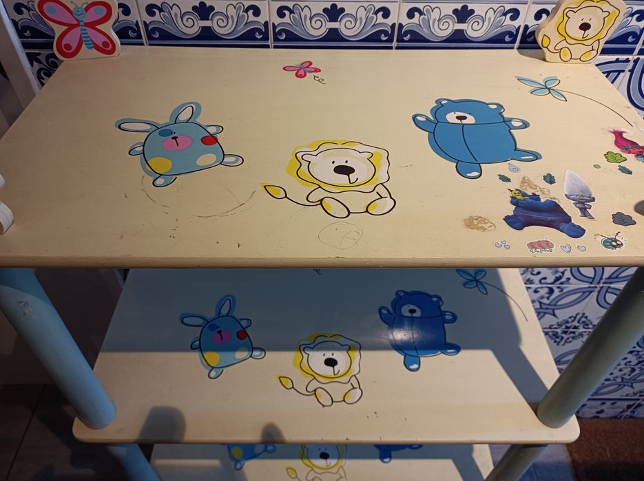 Estante infantil * Em Bom estado * Medidas - 115cm / 0,60cm / 0,34cm