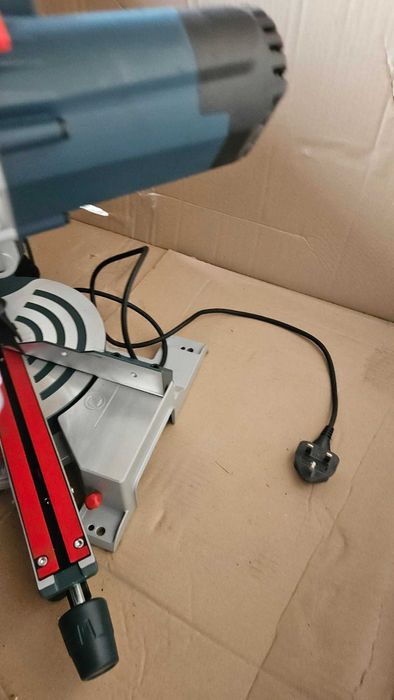 Ukośnica z posuwem Bosch GCM 800SJ 216mm 1400W