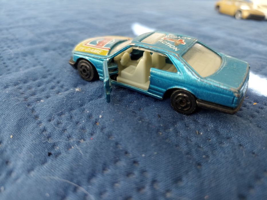 stary vintage metalowy model samochodu Mercedes