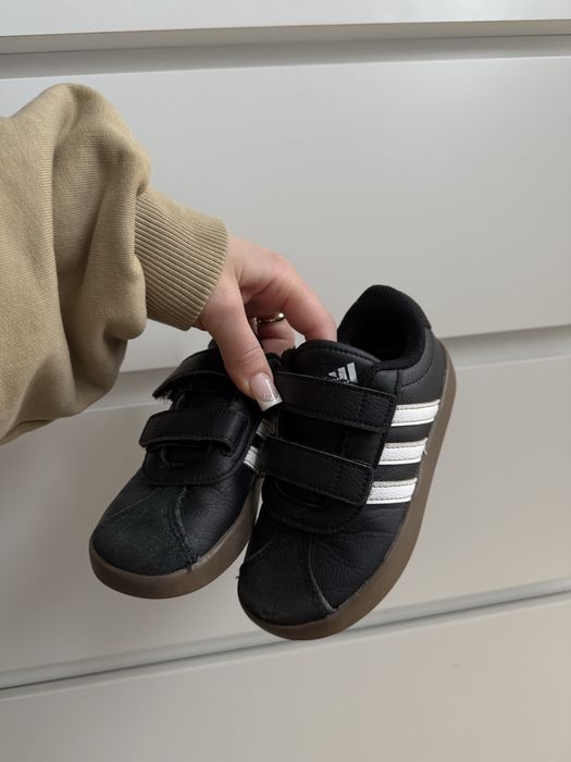 Czarne adidas court 26