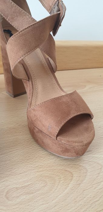 Sandálias camel H&M