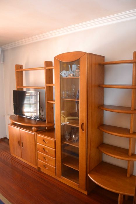 Móvel de sala e mesa de centro em madeira