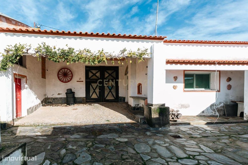 Moradia T2 com Espaço Exterior na Zona Histórica de Mourão - Alentejo