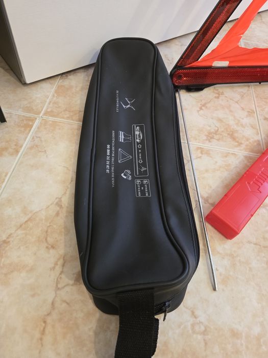 Conjunto/Bolsa DS automobiles com triângulo e luvas!