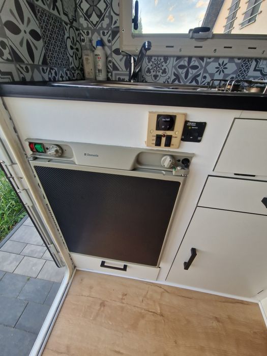 Kamper kapsuła kampingowa na pickupa.