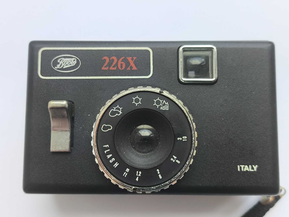 Вінтажний плівковий фотоапарат Boots 226X  Італія