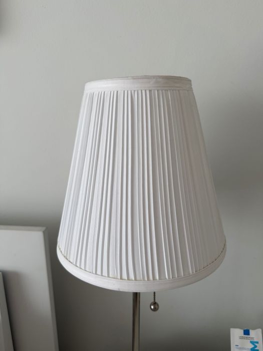 Mesa de cabeceira e candeeiro IKEA